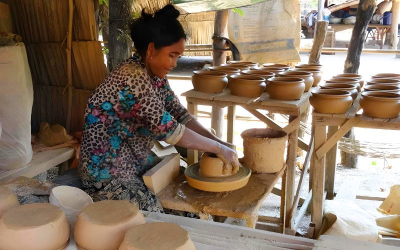 Un atelier de poterie à Kampong Chhnang