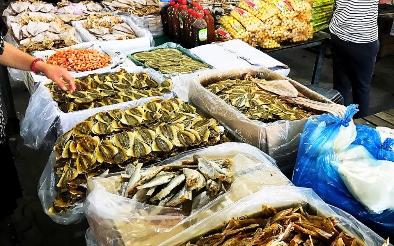 Un étal de fruits de mer séchés au marché Ben Thanh
