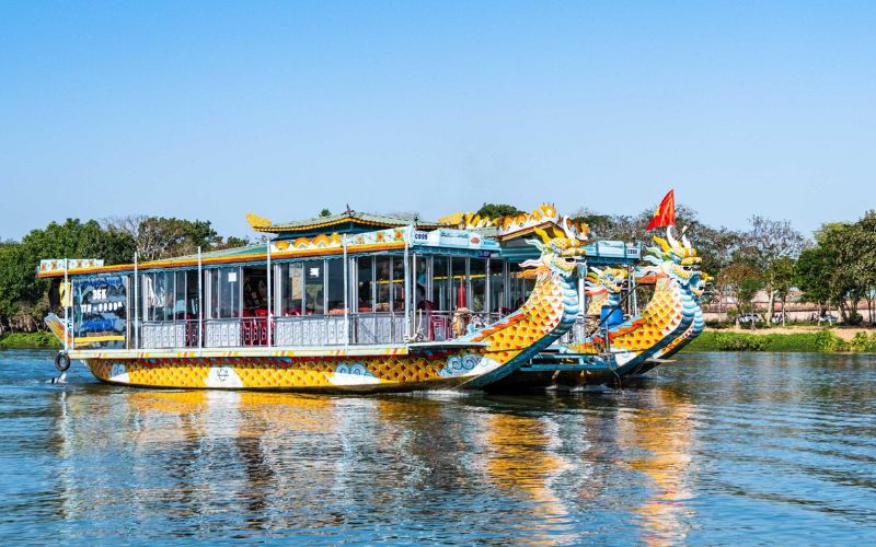 Une excursion en bateau est une activité très populaire pour découvrir la ville de Hue