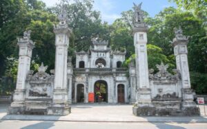 Vue de la porte et de la façade du temple de Quan Thanh