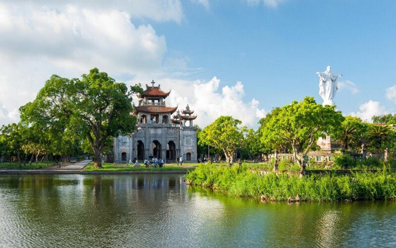 Visiter la capitale catholique de Phat Diem et la grotte Thien Ha en une journée à Ninh Binh