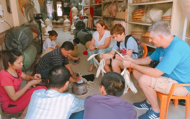 Expérience de fabrication de chapeaux dans le village de Chuong