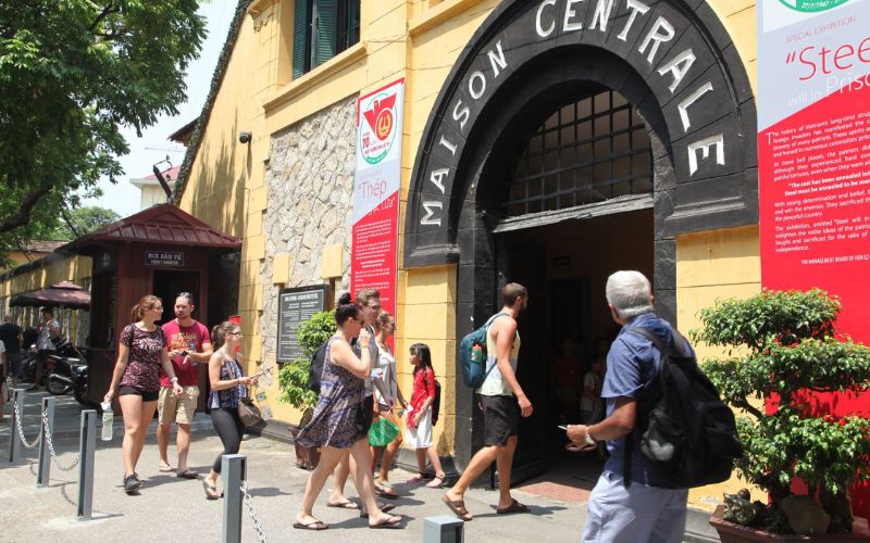 Visite de la prison Hoa Lo
