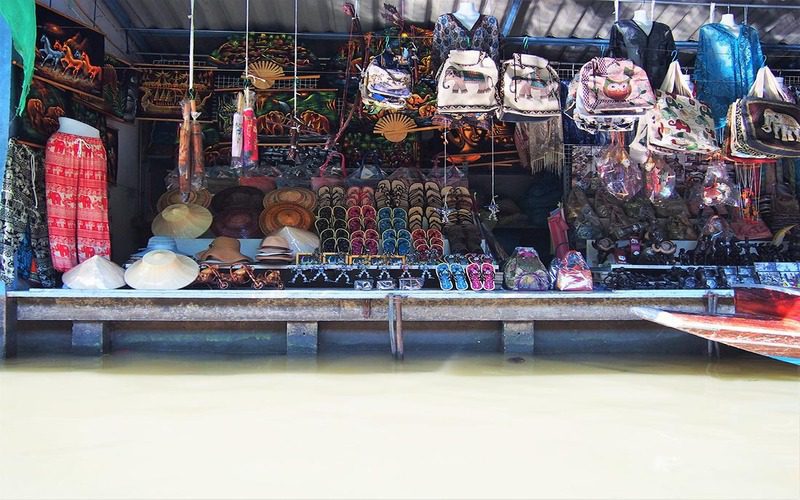 Vêtements traditionnels sont un type de marchandise à Damnoen Saduak