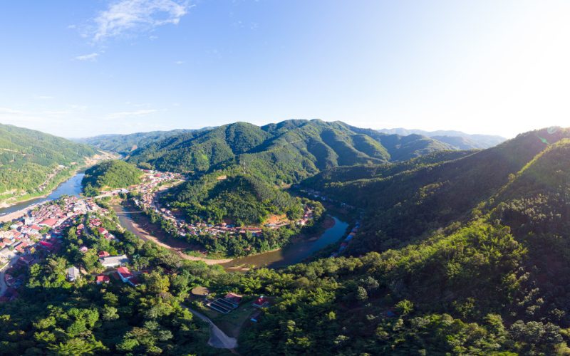 Village de Muang Khua dans les montagnes du nord du Laos
