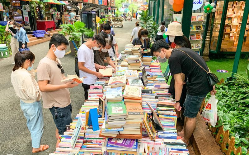 Vous pouvez lire et acheter des bons livres à la Rue des livres Nguyen Van Binh