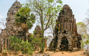 Ruines anciennes du temple de Wat Banan à Battambang, Cambodge, entourées de végétation tropicale et soutenues par des structures en bois pour leur conservation