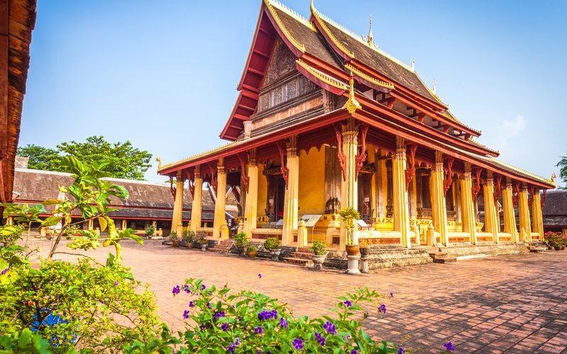 Vue éclatante du temple Wat Si Saket à Vientiane, Laos, avec son architecture traditionnelle lao, ses piliers rouges et dorés