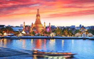 Wat Arun depuis le fleuve Chao Phraya